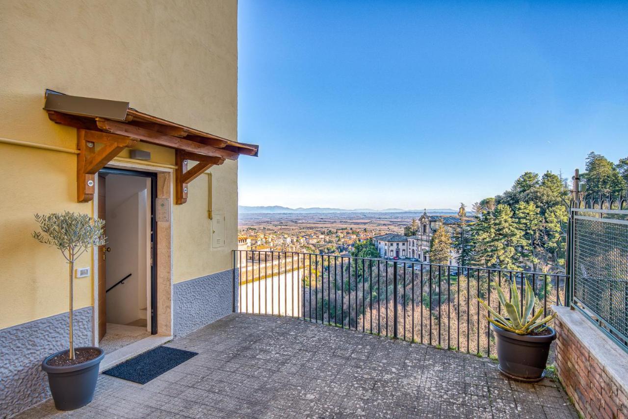 Casa Checca Appartamenti Per Vacanze Caprarola Luaran gambar